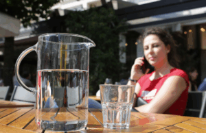 Uma cidade do Colorado está tão desesperada para economizar água que pede aos restaurantes que sirvam apenas a pedido dos clientes A Câmara Municipal de Aurora, Colorado, aprovou uma resolução esta semana, incentivando os restaurantes a servir água apenas mediante solicitação do cliente, em vez de automaticamente (Getty Images)