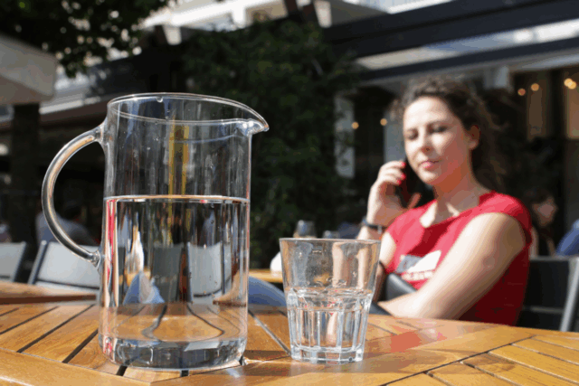 A Câmara Municipal de Aurora, Colorado, aprovou uma resolução esta semana, incentivando os restaurantes a servir água apenas mediante solicitação do cliente, em vez de automaticamente (Getty Images)