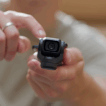 Pessoa usando DJI Osmo Pocket 3