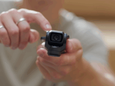 Uma das melhores câmeras para vloggers de viagens acaba de receber um grande corte de preço Pessoa usando DJI Osmo Pocket 3