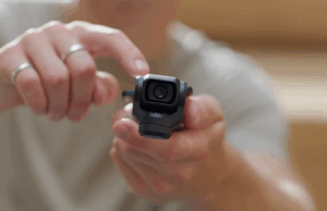 Uma das melhores câmeras para vloggers de viagens acaba de receber um grande corte de preço Pessoa usando DJI Osmo Pocket 3