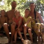 Nathan Trevallion e Catherine Birmingham posam para foto com seus filhos. Uma parte desta foto foi desfocada pela CNN para proteger identidades. - Cortesia de Catherine Birmingham