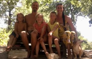 Uma família de cinco pessoas vivia isolada numa cabana remota no centro de Itália. Então os tribunais intervieram Nathan Trevallion e Catherine Birmingham posam para foto com seus filhos. Uma parte desta foto foi desfocada pela CNN para proteger identidades. - Cortesia de Catherine Birmingham