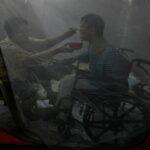 Uma foto captura ternura em meio ao caos enquanto o supertufão atinge a nação devastada