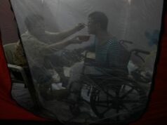 Uma foto captura ternura em meio ao caos enquanto o supertufão atinge a nação devastada Uma foto captura ternura em meio ao caos enquanto o supertufão atinge a nação devastada