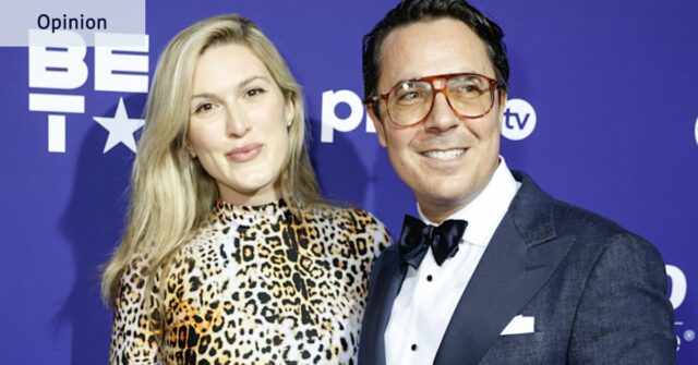 Olivia Nuzzi fala em evento na Flórida em 2022.