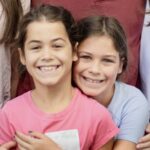 As irmãs gêmeas Hanna (à esquerda) e Rebecca Lawrence estavam entre as 25 jovens vítimas quando a enchente atingiu Camp Mystic.