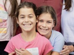 Uma hora fatal: proprietários de acampamentos desperdiçaram a chance de salvar meninas, dizem as famílias As irmãs gêmeas Hanna (à esquerda) e Rebecca Lawrence estavam entre as 25 jovens vítimas quando a enchente atingiu Camp Mystic.