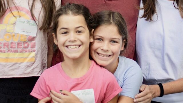 As irmãs gêmeas Hanna (à esquerda) e Rebecca Lawrence estavam entre as 25 jovens vítimas quando a enchente atingiu Camp Mystic.