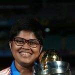 Uma mão orientadora: o médico da seleção indiana Harini Murali ainda está se recuperando da histórica vitória na Copa do Mundo