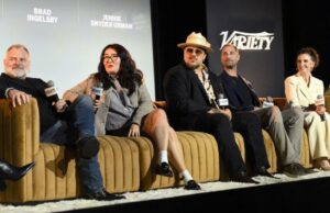 Uma noite na sala dos roteiristas: escritores de drama misturam o processo de escrita, o tempo gasto na sala e o esboço ou não do esboço Uma noite na sala dos roteiristas: escritores de drama misturam o processo de escrita, o tempo gasto na sala e o esboço ou não do esboço