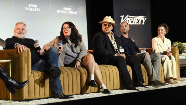 Uma noite na sala dos roteiristas: escritores de drama misturam o processo de escrita, o tempo gasto na sala e o esboço ou não do esboço
