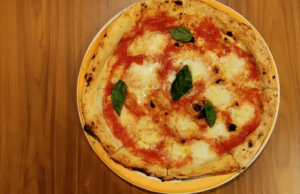 Uma pizzaria indiana foi oficialmente certificada por autênticas pizzas napolitanas Uma pizzaria indiana foi oficialmente certificada por autênticas pizzas napolitanas