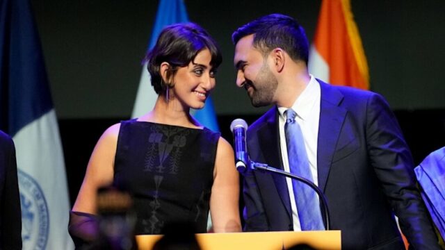 Diz-se que Rama trabalhou na atraente iconografia e fonte da campanha que apresenta cores inspiradas nos Metrocards de Nova York, no Mets e nas famosas placas de estilo retrô usadas pelas bodegas da cidade.