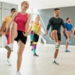 Uma série de benefícios para a saúde da Zumba, uma maneira divertida de manter seu corpo em forma