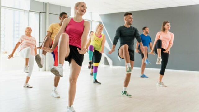 Uma série de benefícios para a saúde da Zumba, uma Uma série de benefícios para a saúde da Zumba, uma maneira divertida de manter seu corpo em forma