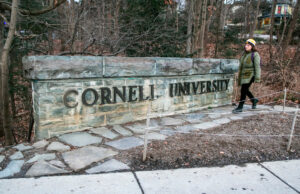 Universidade Cornell anuncia outro golpe no ensino superior Desenho animado de Pedro Molina