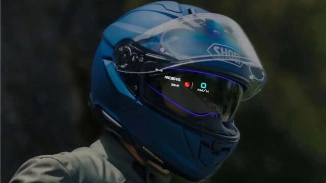 Usando este capacete, você não precisa mais se preocupar em instalar seu smartphone no guidão
