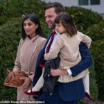 A segunda-dama Usha Vance foi flagrada usando sua aliança de casamento hoje na tradicional cerimônia de perdão do peru no Dia de Ação de Graças na Casa Branca