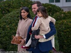 Usha Vance envia mensagem desafiadora aos seus críticos em meio a terríveis reivindicações de casamento com JD A segunda-dama Usha Vance foi flagrada usando sua aliança de casamento hoje na tradicional cerimônia de perdão do peru no Dia de Ação de Graças na Casa Branca