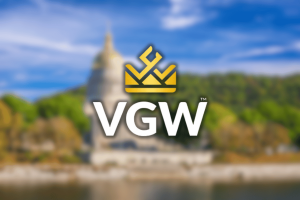 VGW encerrará sorteios na Virgínia Ocidental à medida que os VGW encerrará sorteios na Virgínia Ocidental à medida que os regulamentos ficam mais rígidos. Logotipo da VGW no topo da imagem borrada do Capitólio do Estado da Virgínia Ocidental em Charleston, Virgínia Ocidental, EUA