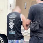 Thomas Stojanovski sendo levado sob custódia.