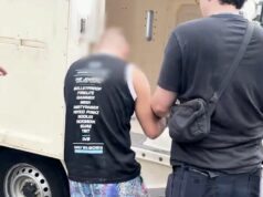 Vândalo antissemita é preso, mas será libertado em breve Thomas Stojanovski sendo levado sob custódia.