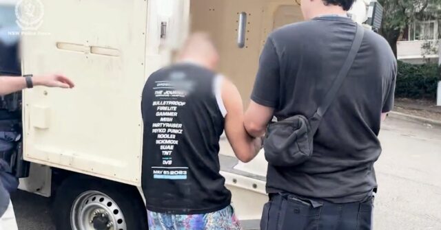 Vândalo antissemita é preso, mas será libertado em breve Thomas Stojanovski sendo levado sob custódia.