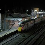 Várias pessoas esfaqueadas em ataque de trem no Reino Unido perto de Cambridge enquanto a polícia prende dois suspeitos