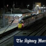 A estação ferroviária de Huntingdon, Inglaterra, em Cambridgeshire, depois que pessoas foram esfaqueadas em um trem.