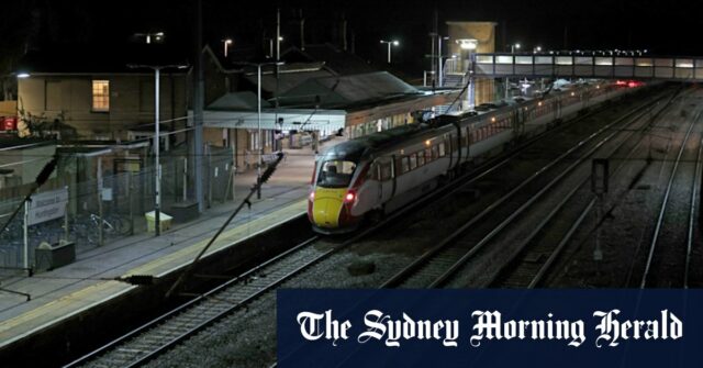 A estação ferroviária de Huntingdon, Inglaterra, em Cambridgeshire, depois que pessoas foram esfaqueadas em um trem.