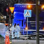 A polícia está no local onde um ônibus de dois andares bateu em um ponto de ônibus em Estocolmo.