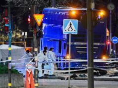 Várias pessoas morrem em acidente de ônibus em parada em Estocolmo A polícia está no local onde um ônibus de dois andares bateu em um ponto de ônibus em Estocolmo.