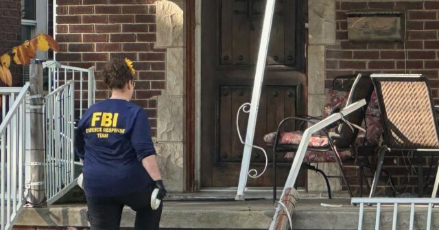 Várias pessoas são presas nos EUA por conspiração de ataque Um agente do FBI entra em uma casa em Dearborn, Michigan, EUA