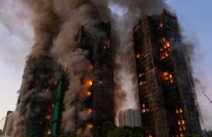 Vários mortos enquanto um enorme incêndio envolve edifícios de apartamentos em Hong Kong O incêndio em um prédio no distrito de Tai Po, nos Novos Territórios de Hong Kong.