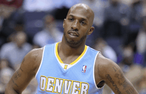 Vários réus em caso de jogo ilegal da NBA estão discutindo acordos judiciais Chauncey Billups durante o jogo Washington Wizards x Denver Nuggets em 25 de janeiro de 2011. Vários réus em um caso de jogo ilegal da NBA estão discutindo acordos judiciais