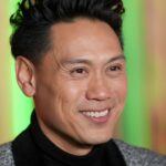 Veja Jon Chu trazer seu bebê para o tapete vermelho ‘Wicked’ - 1 ano depois de perder a estreia de seu nascimento!