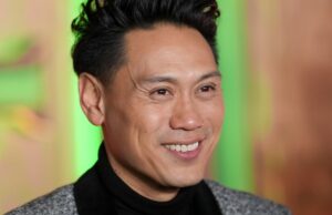 Veja Jon Chu trazer seu bebê para o tapete vermelho ‘Wicked’ – 1 ano depois de perder a estreia de seu nascimento! Veja Jon Chu trazer seu bebê para o tapete vermelho ‘Wicked’ - 1 ano depois de perder a estreia de seu nascimento!