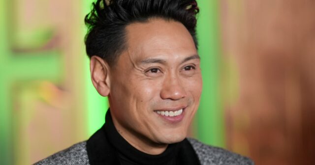 Veja Jon Chu trazer seu bebê para o tapete vermelho ‘Wicked’ - 1 ano depois de perder a estreia de seu nascimento!
