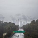 A neve atinge as montanhas de San Bernardino durante uma forte tempestade. Novembro de 2025. (OnScene.TV)