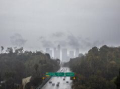 Veja quanta chuva o rio atmosférico despejou no sul da Califórnia… até agora A neve atinge as montanhas de San Bernardino durante uma forte tempestade. Novembro de 2025. (OnScene.TV)