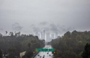 Veja quanta chuva o rio atmosférico despejou no sul da Califórnia… até agora A neve atinge as montanhas de San Bernardino durante uma forte tempestade. Novembro de 2025. (OnScene.TV)