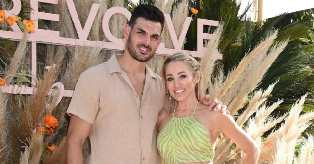 Vendendo o cronograma de relacionamento de Mary Fitzgerald e Romain Bonnet, da Sunset
