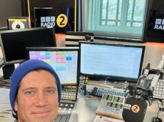 Vernon Kay perde seu programa na Radio 2, deixando colegas lutando apenas um dia depois de pedir desculpas por xingamentos ao vivo no ar Os colegas de Vernon Kay na Radio 2 ficaram confusos depois que ele foi substituído por Paddy McGuinness como apresentador de seu programa do meio da manhã na quarta-feira (foto do ano passado)
