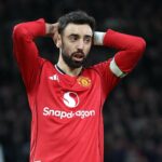 Bruno Fernandes e Kobbie Mainoo durante a partida da Premier League entre Manchester United e Everton em Old Trafford em 2025 em Manchester, Inglaterra.