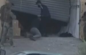 Vídeo parece mostrar soldados israelenses atirando em palestinos que se rendiam Vídeo parece mostrar soldados israelenses atirando em palestinos que se rendiam