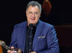 Vince Gill fica emocionado durante o tributo ao conjunto de sua obra nos CMAs de 2025 CMA Awards 2025 59ª chegada Kelsea Ballerini Lainey Wilson LeAnn Rimes 2247543865 2247538409 2247540061