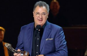 Vince Gill fica emocionado durante o tributo ao conjunto de sua obra nos CMAs de 2025 CMA Awards 2025 59ª chegada Kelsea Ballerini Lainey Wilson LeAnn Rimes 2247543865 2247538409 2247540061