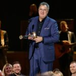 Vince Gill recebe a homenagem de Willie Nelson pelo conjunto de sua obra no CMA Awards