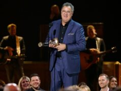 Vince Gill recebe a homenagem de Willie Nelson pelo conjunto de sua obra no CMA Awards Vince Gill recebe a homenagem de Willie Nelson pelo conjunto de sua obra no CMA Awards